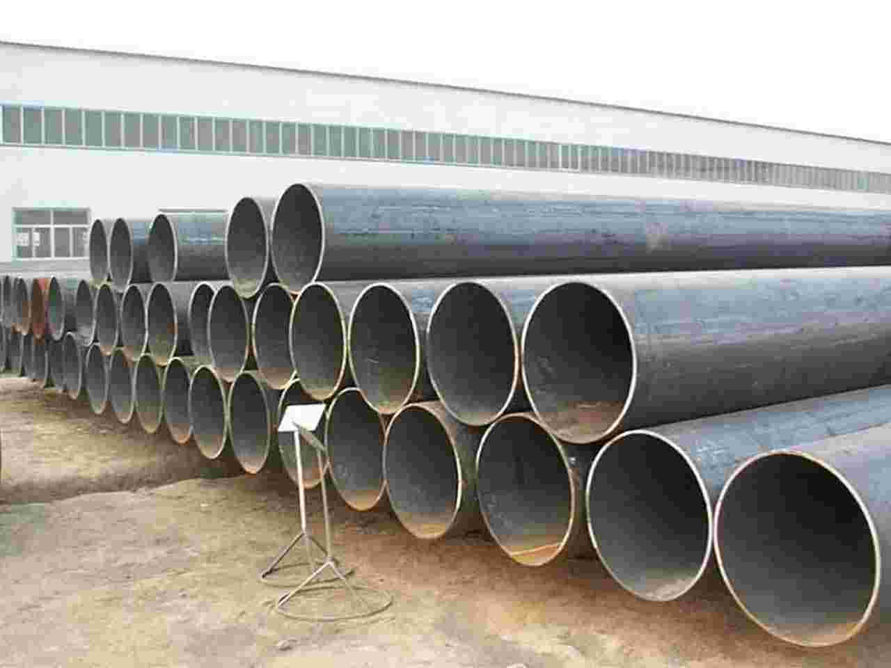 Seamless and welded pipes in carbon and stainless steel