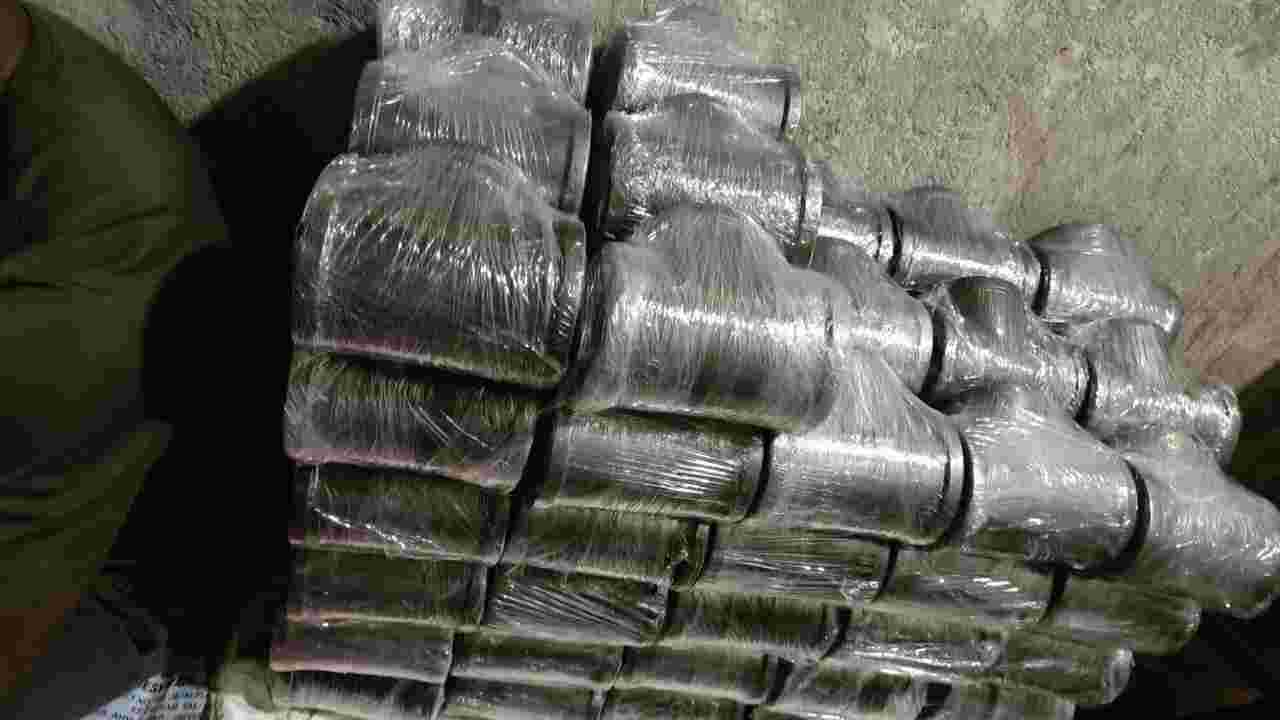Steel plates, bars and structural sections supplied by Purohit Pipes Industries